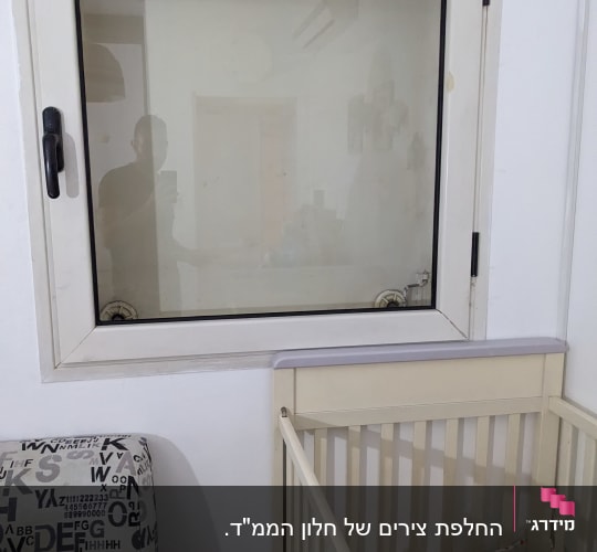 חלון אלומיניום עם ידית שחורה
